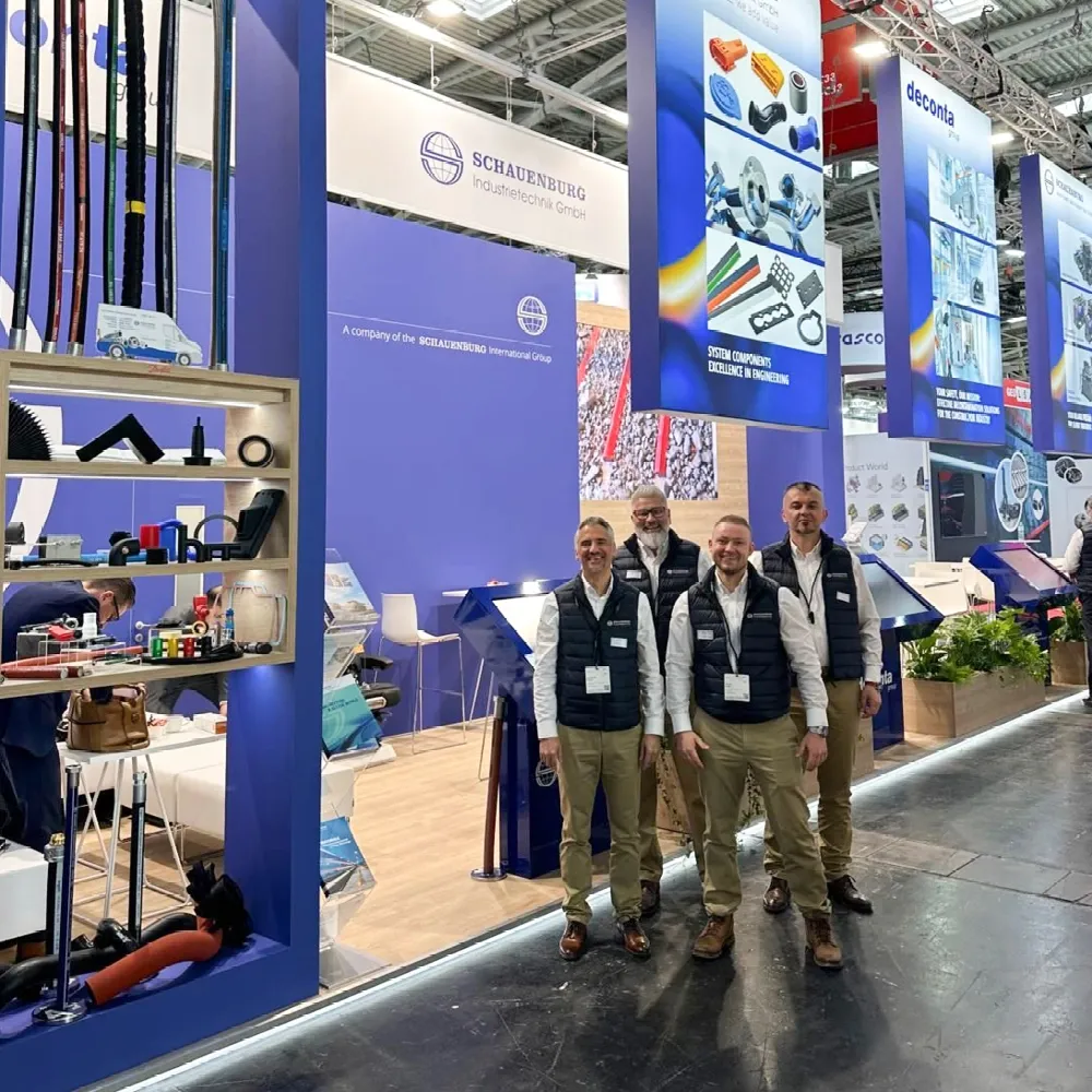 Team der SCHAUENBURG Industrietechnik am Messestand